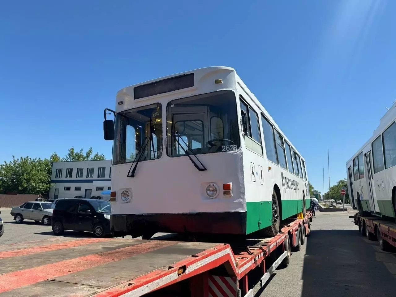 Шесть троллейбусов передал Нижний Новгород Харцызску 