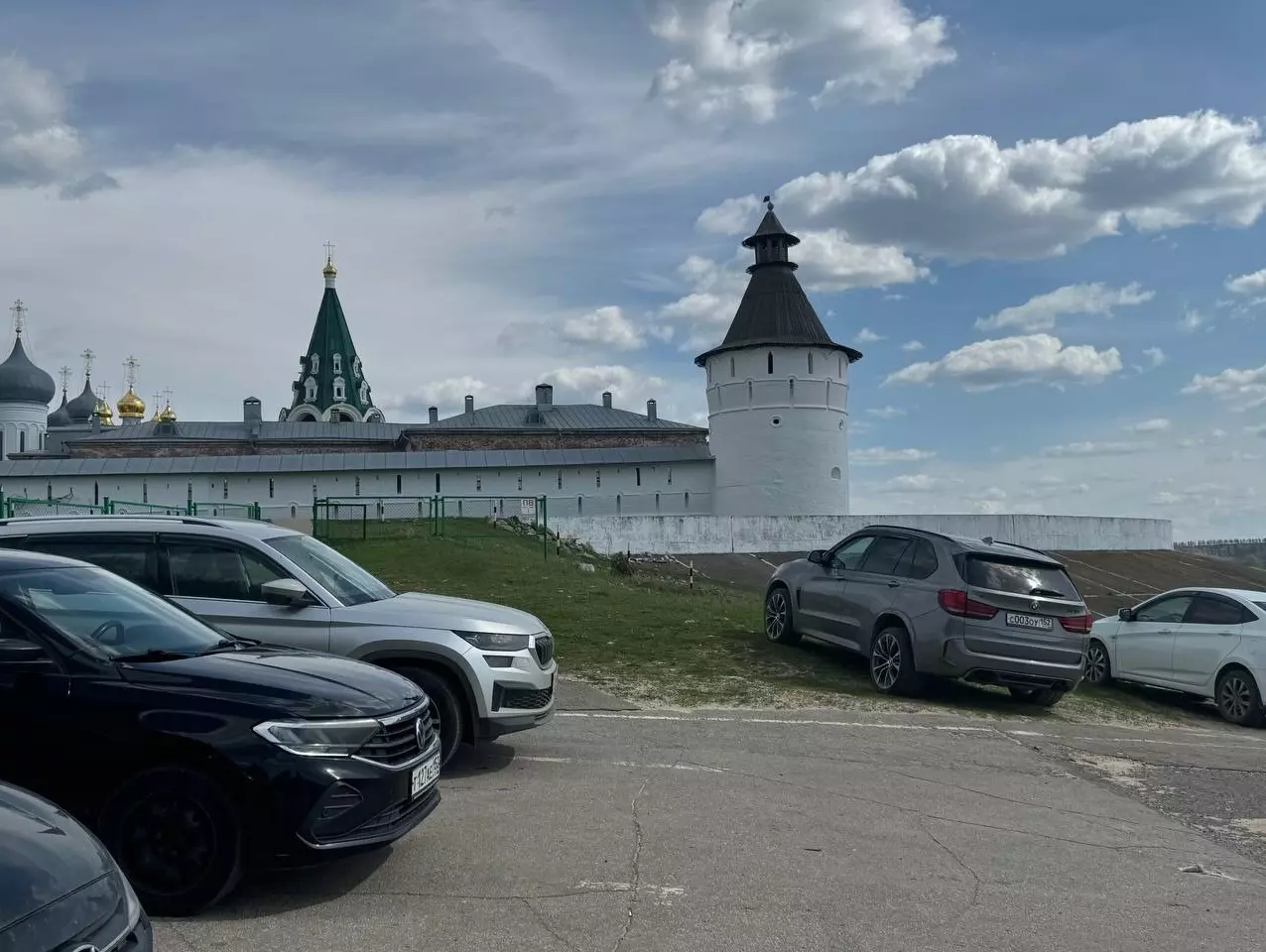Монастырь находится в 90 километрах от Нижнего Новгорода