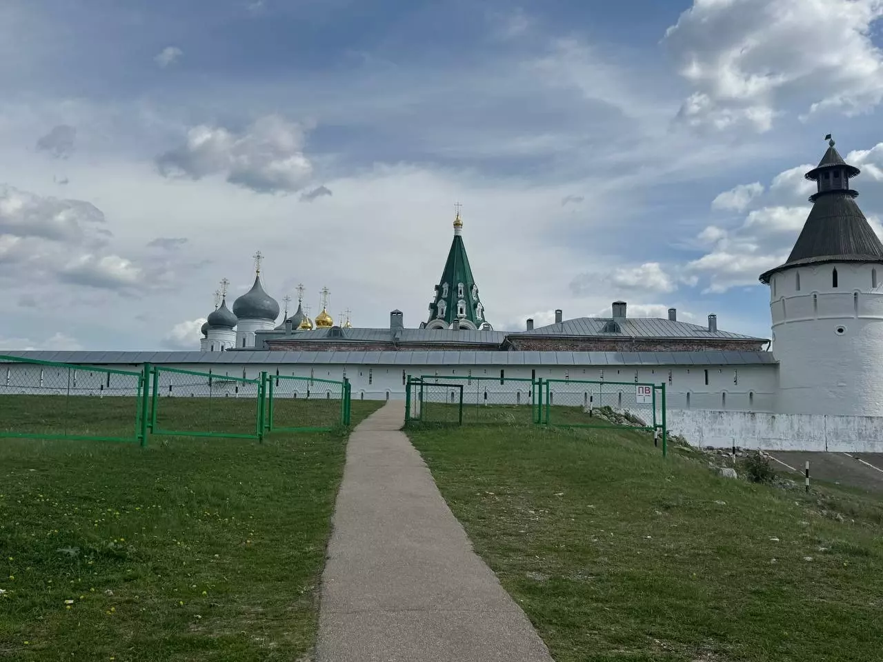 Монастырь находится в 90 километрах от Нижнего Новгорода