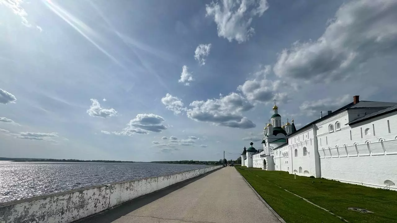 Возле Макарьевского монастыря открывается прекрасный вид