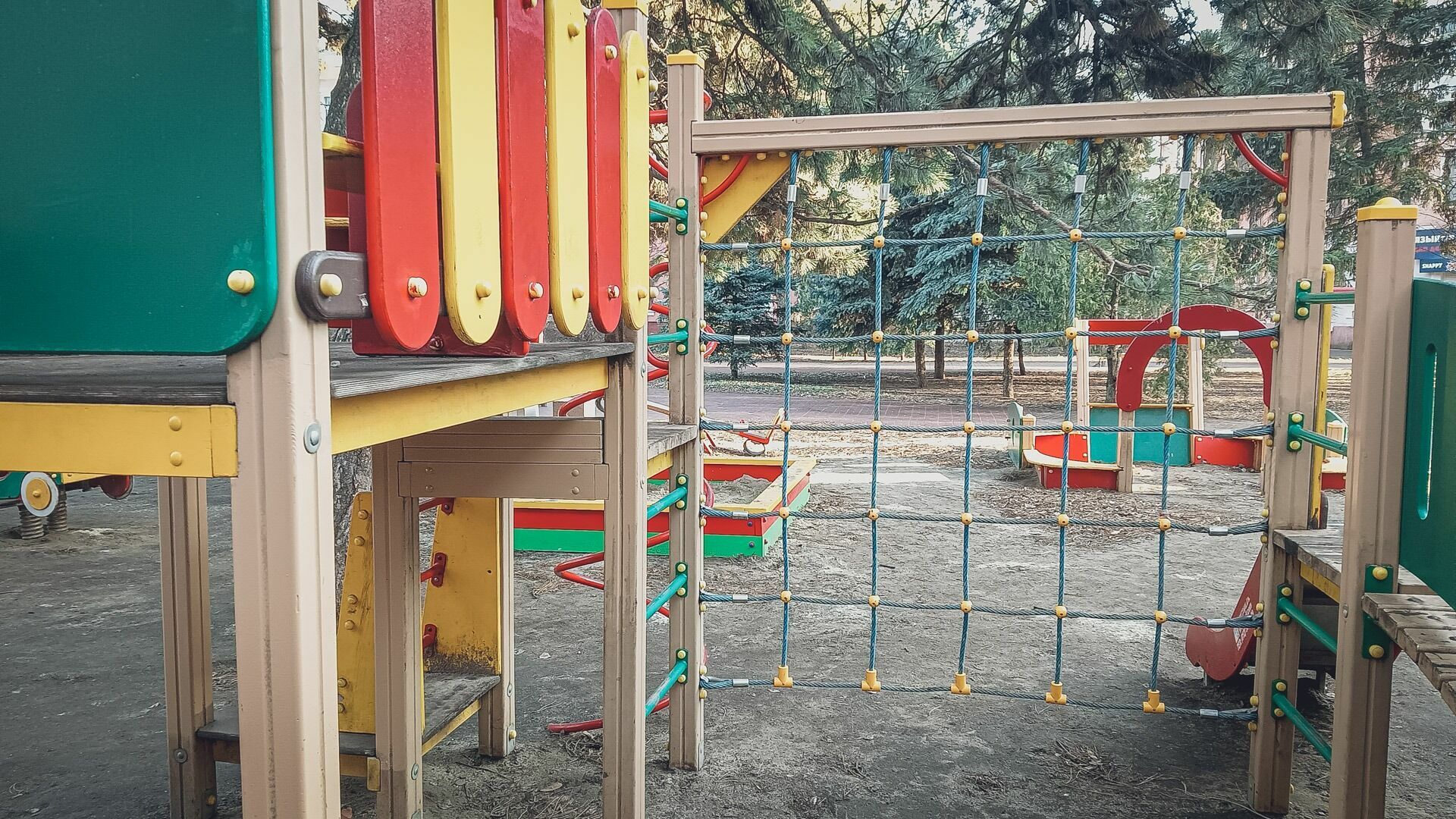Опасную горку на детской площадке в Дзержинске привели в порядок