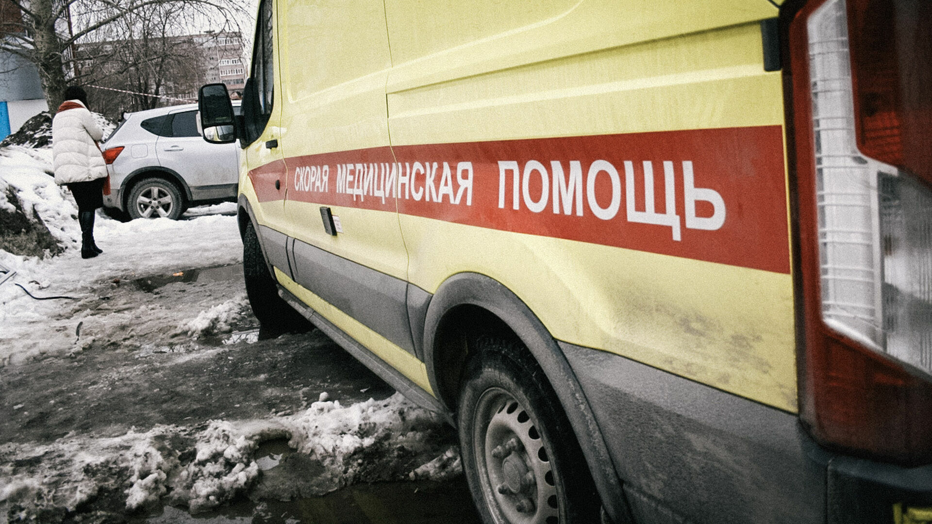 Иномарка сбила водителя троллейбуса на проезжей части в Нижнем Новгороде 16 февраля