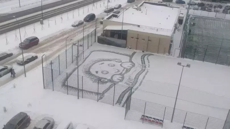 Снежный портрет мальчика появился на футбольном поле