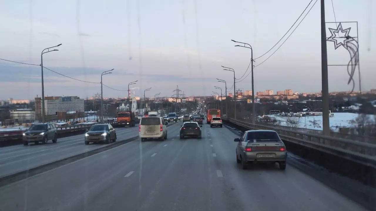 Массовое ДТП с автобусом на Мызинском мосту спровоцировало пробки