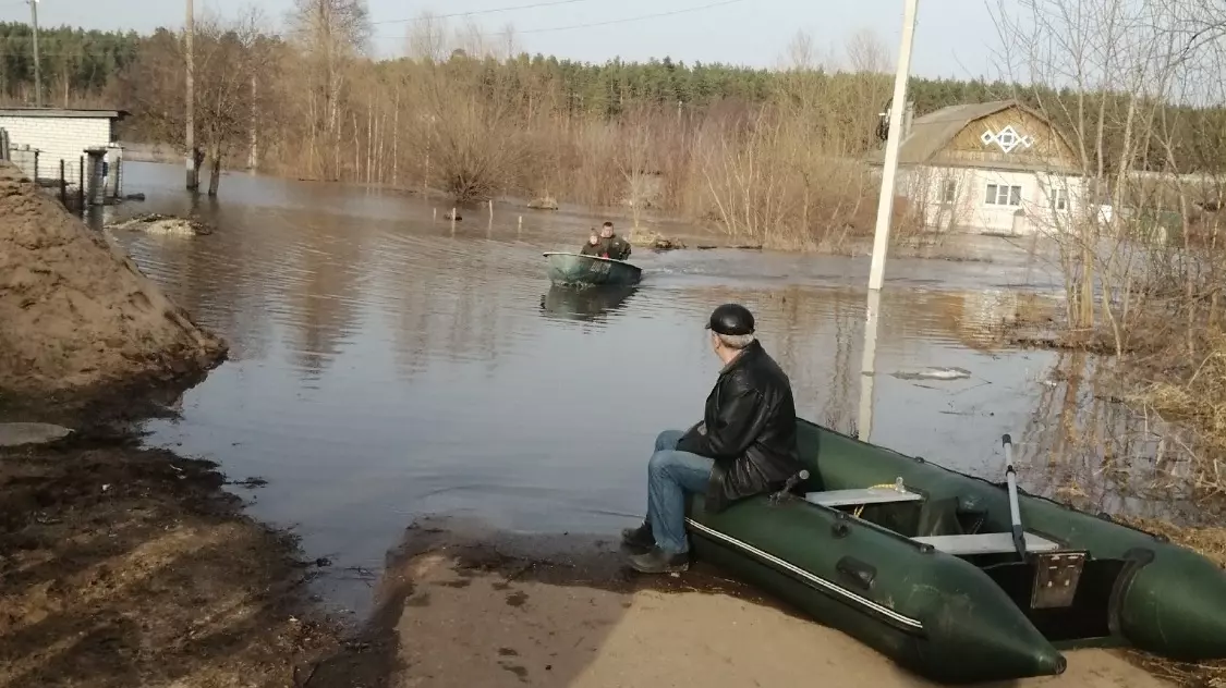 Жителям поселка Шатки пришлось пересесть на лодки из-за разлившейся реки.