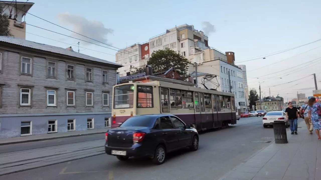Такси с пассажиром влетело в трамвай в Нижнем Новгороде