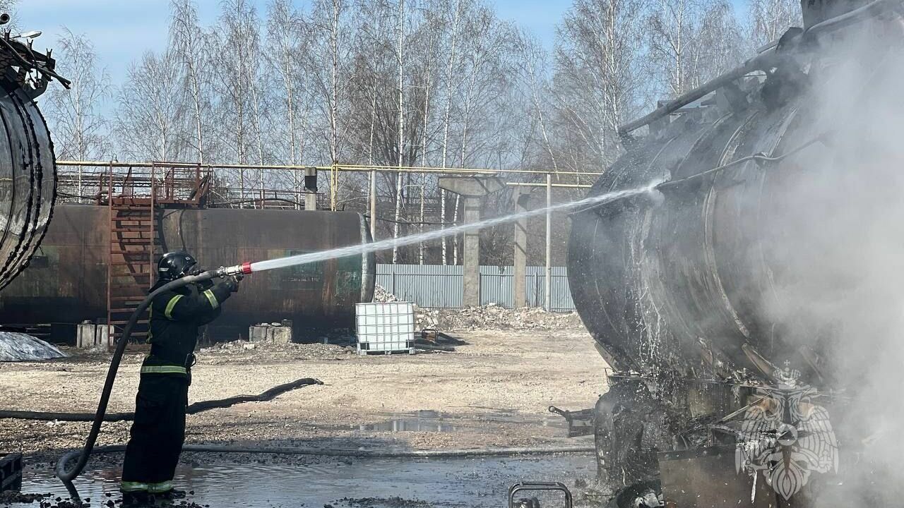 Фура и две автоцистерны сгорели в Дзержинске 13 апреля