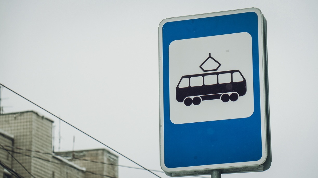 Нижегородцев просят не бросать автомобили на трамвайных путях