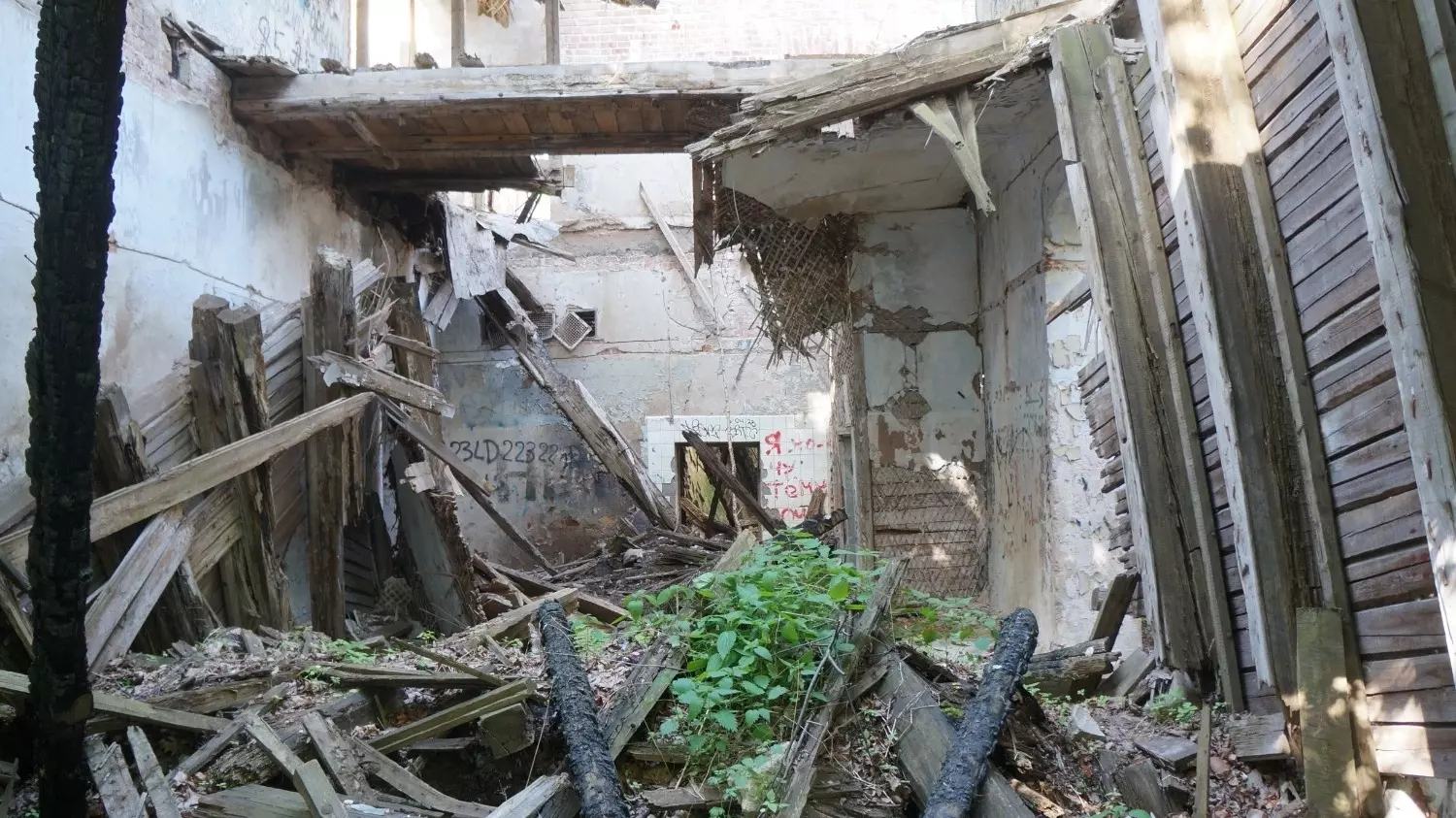 Заброшенный корпус психиатрической больницы в Ляхове