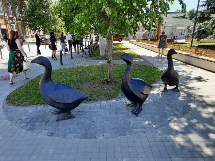 Скульптуры гусей на улице Карла Маркса