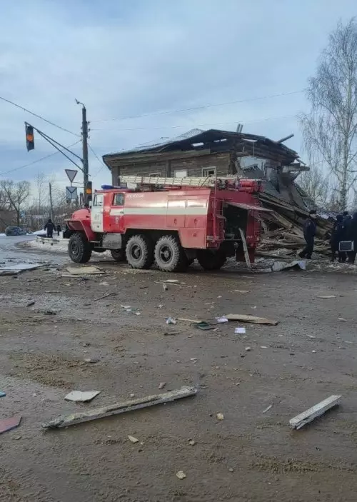 Нежилой дом, пострадавший при взрыве в Лукоянове 