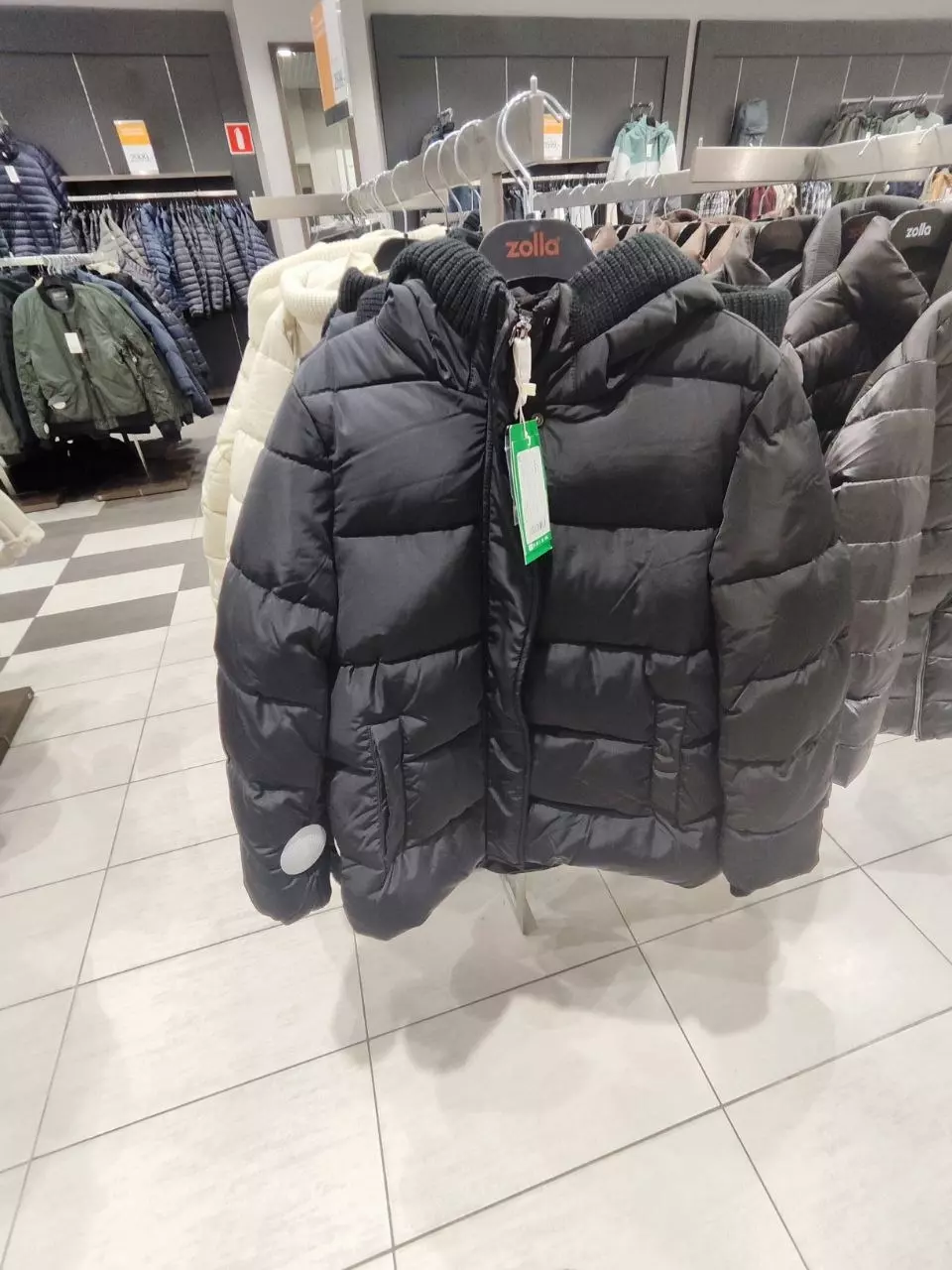 Ассортимент курток в магазине Zolla