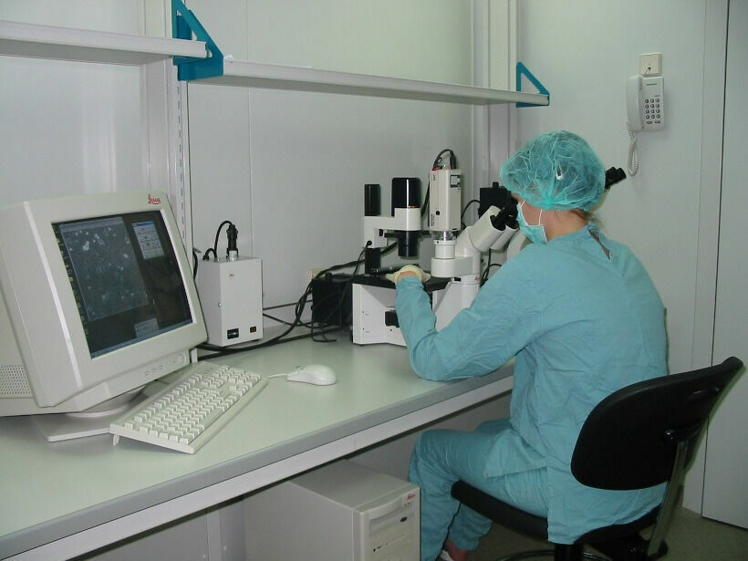 Изучение клеток и тканей требует современного технологическогооснащения. Это, например, объединение медицинского микроскопа с камерой,которая выводит полученное изображение на экран монитора.