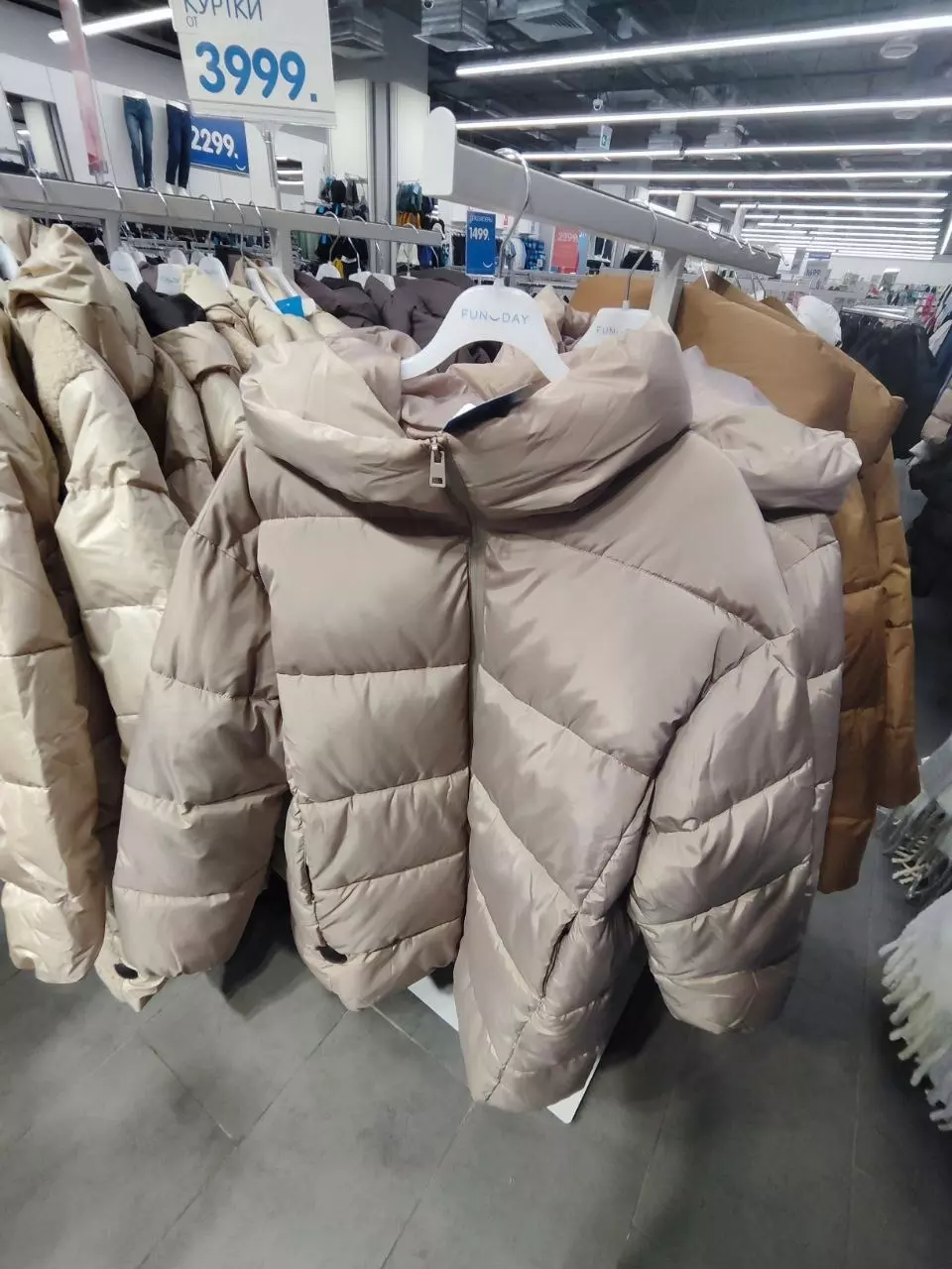 Ассортимент курток в магазине FunDay