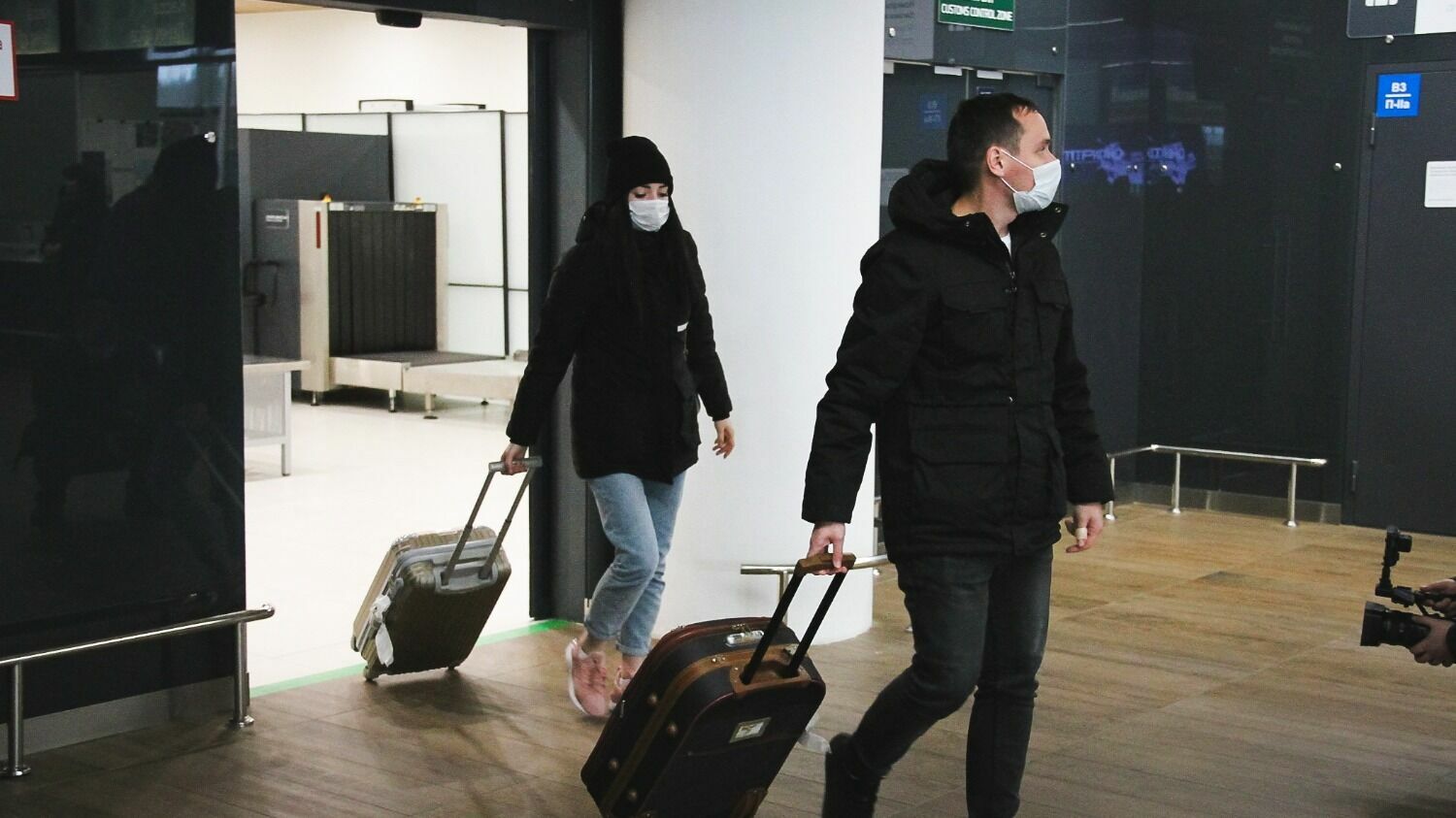 Туристы с масками в нижегородском аэропорту