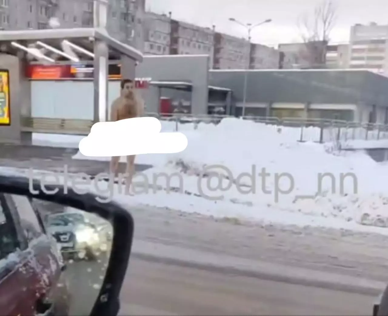 Голый мужчина пытался остановить машину в мороз в Нижнем Новгороде