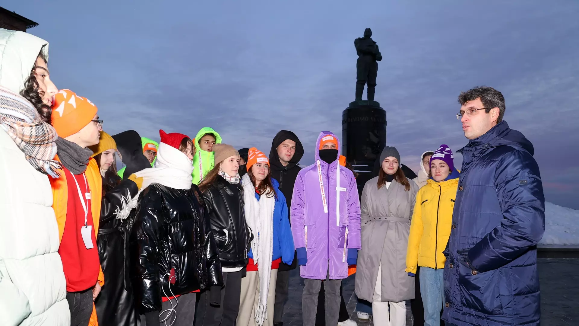 Студенты посетили памятник Чкалову 