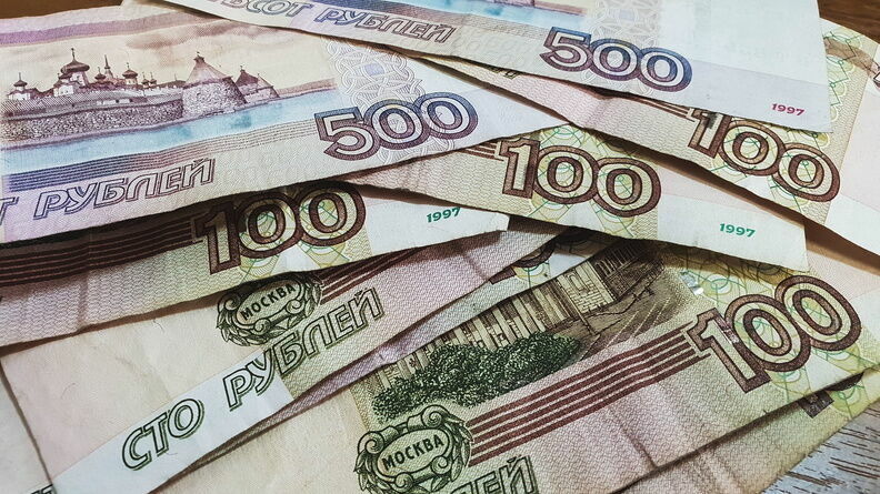 Нижегородской пенсионерке выдали компенсацию билетами банка приколов