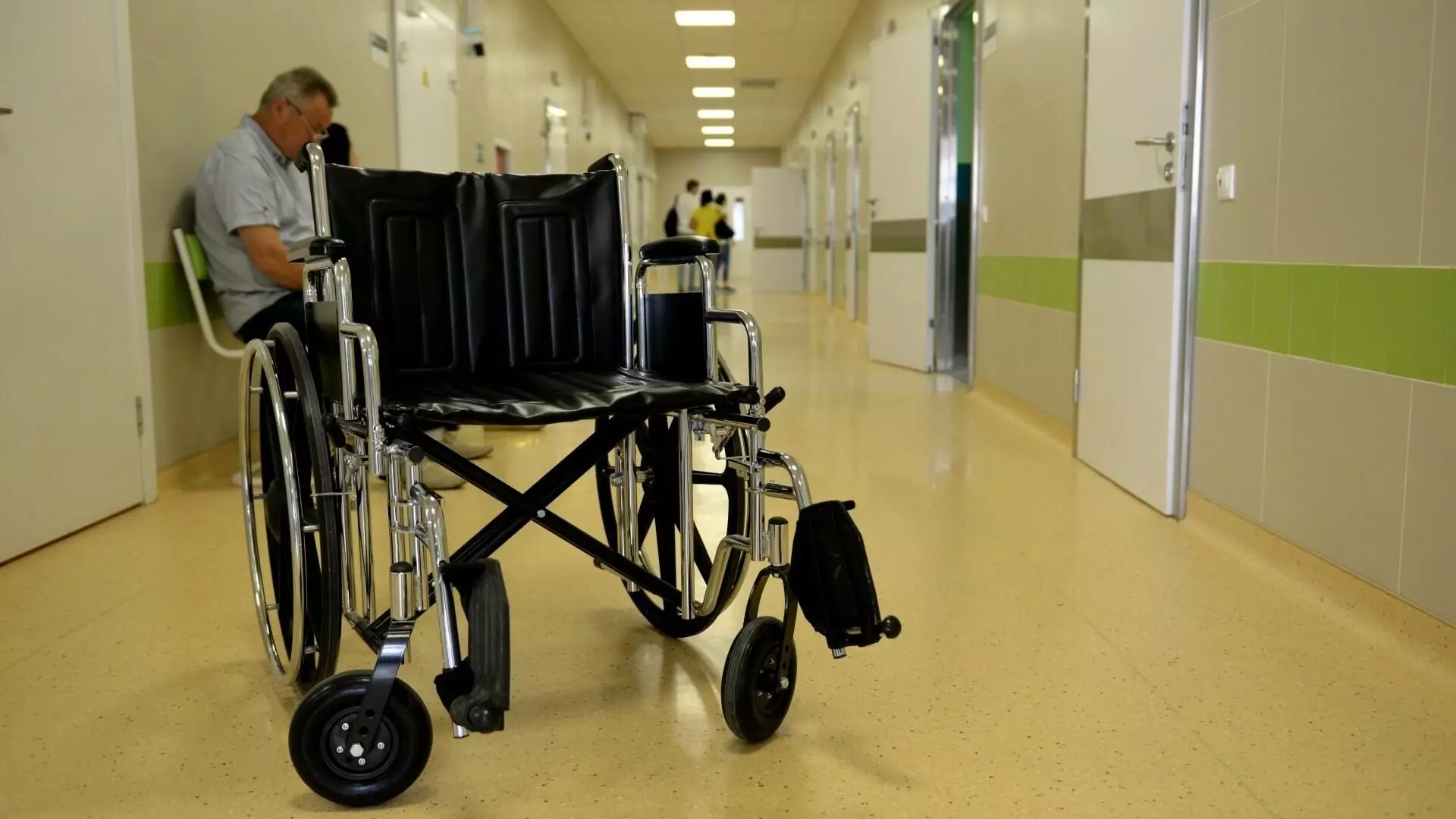 Ребенок-инвалид не может спокойно покинуть дом из-за неработающего лифта 
