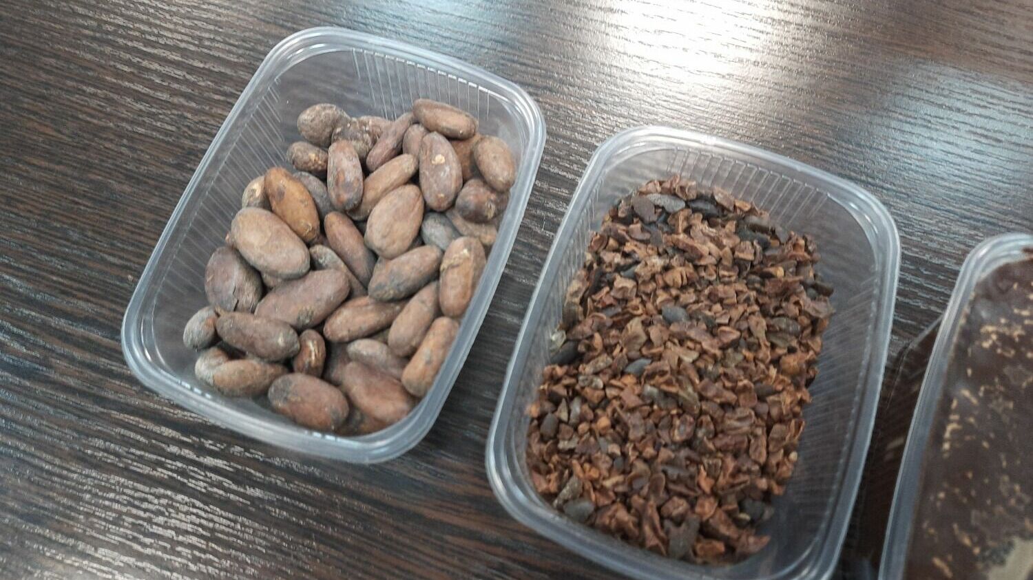 Какао-бобы и перемолотые до крупки какао-бобы