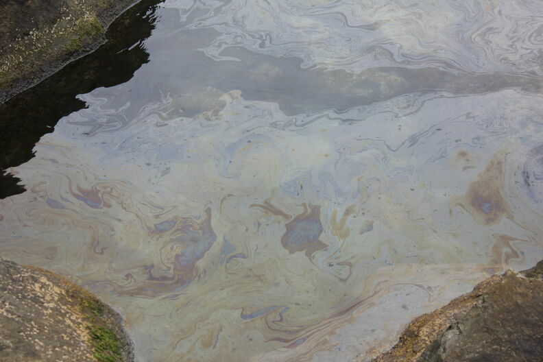 Нефтяные пятна обнаружены на Волге возле Кстова