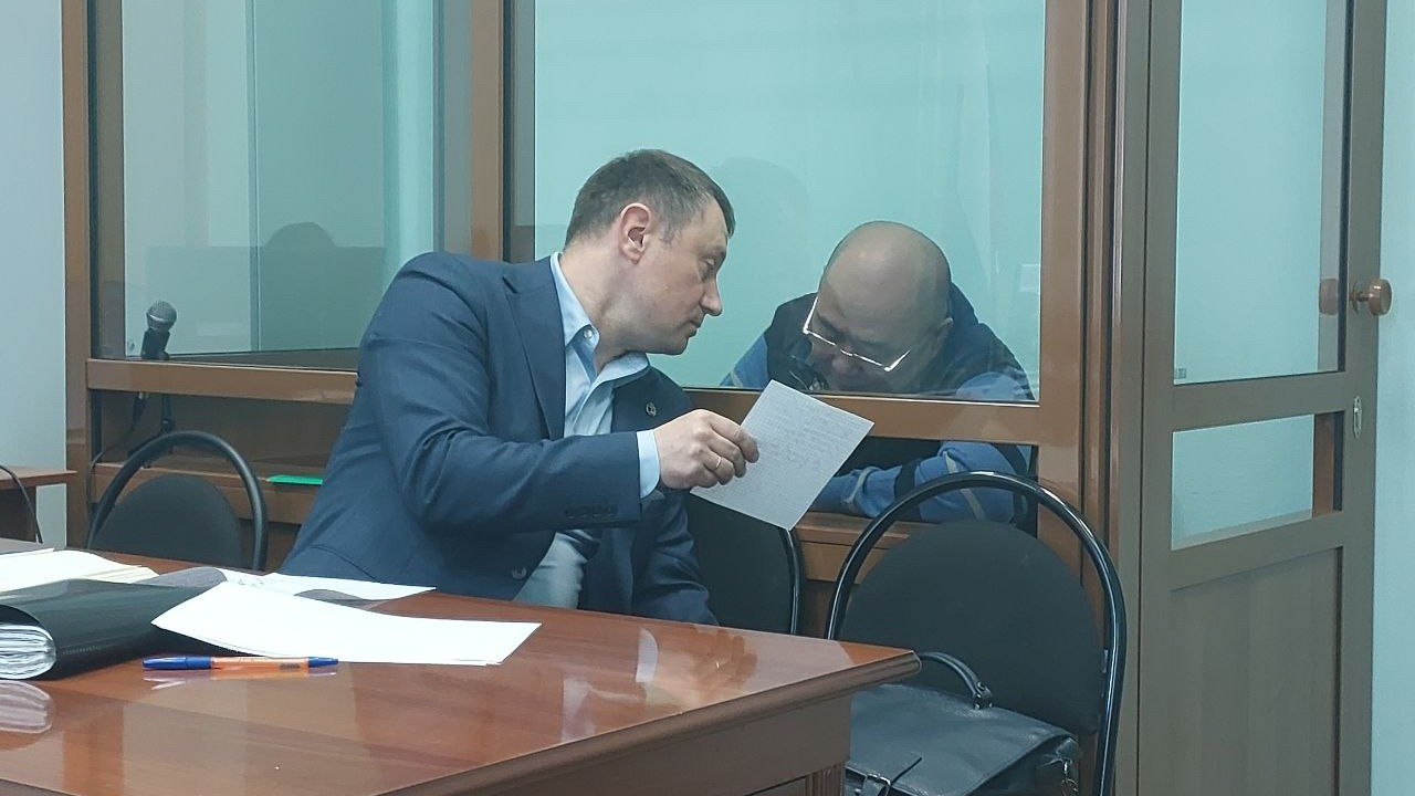Вячеслав Югай в суде с адвокатом 