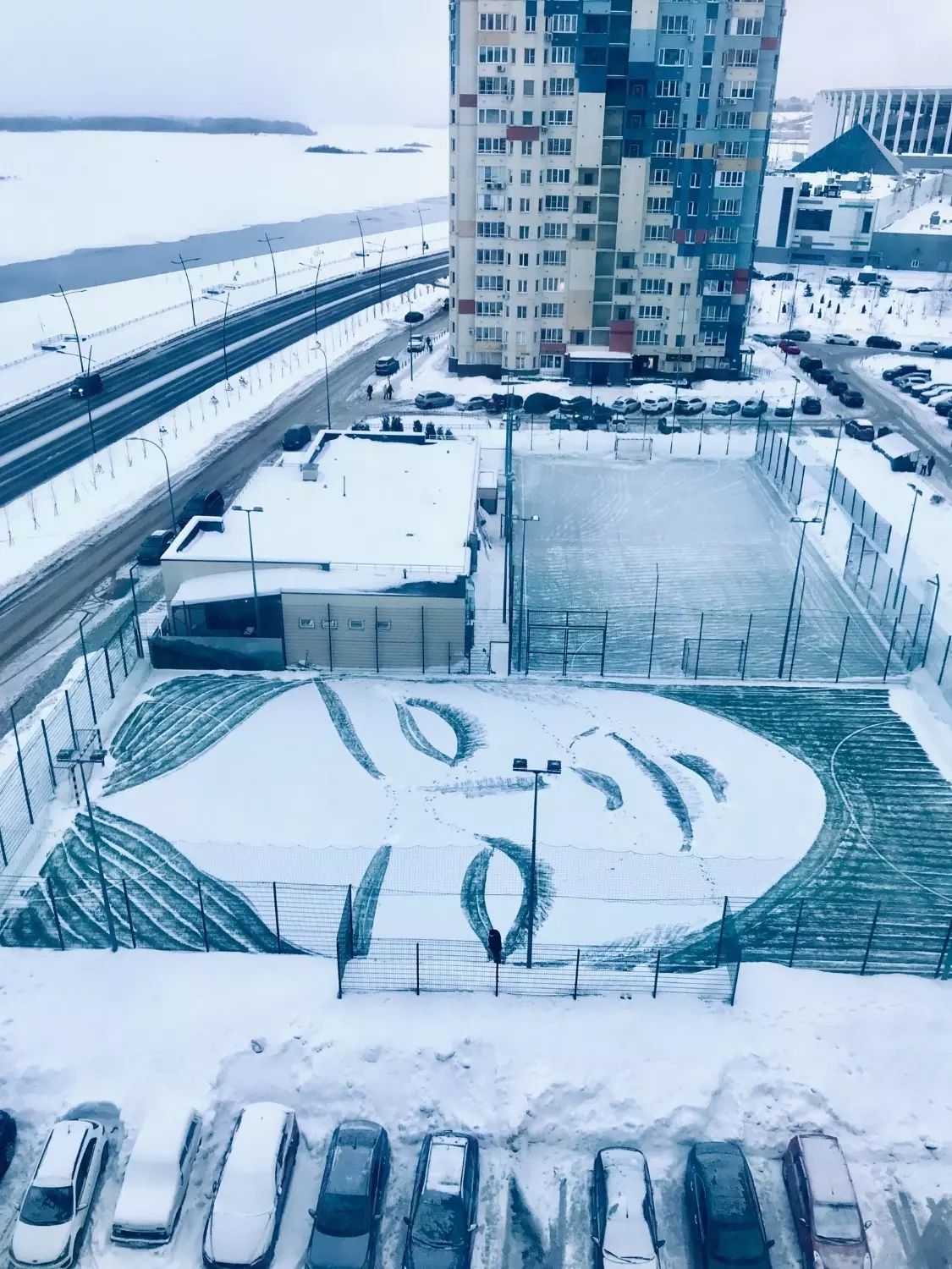Дворник нарисовал «спящую красавицу» на снегу