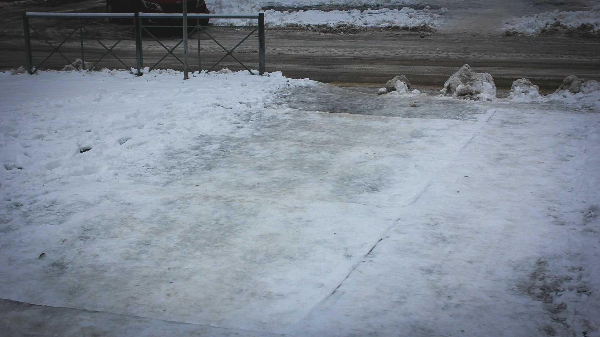 Нижегородский коммунальщик полил из лейки тротуары в мороз