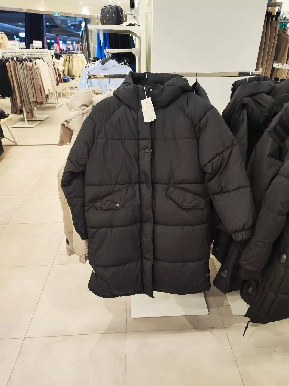 Ассортимент курток в магазине O’STIN
