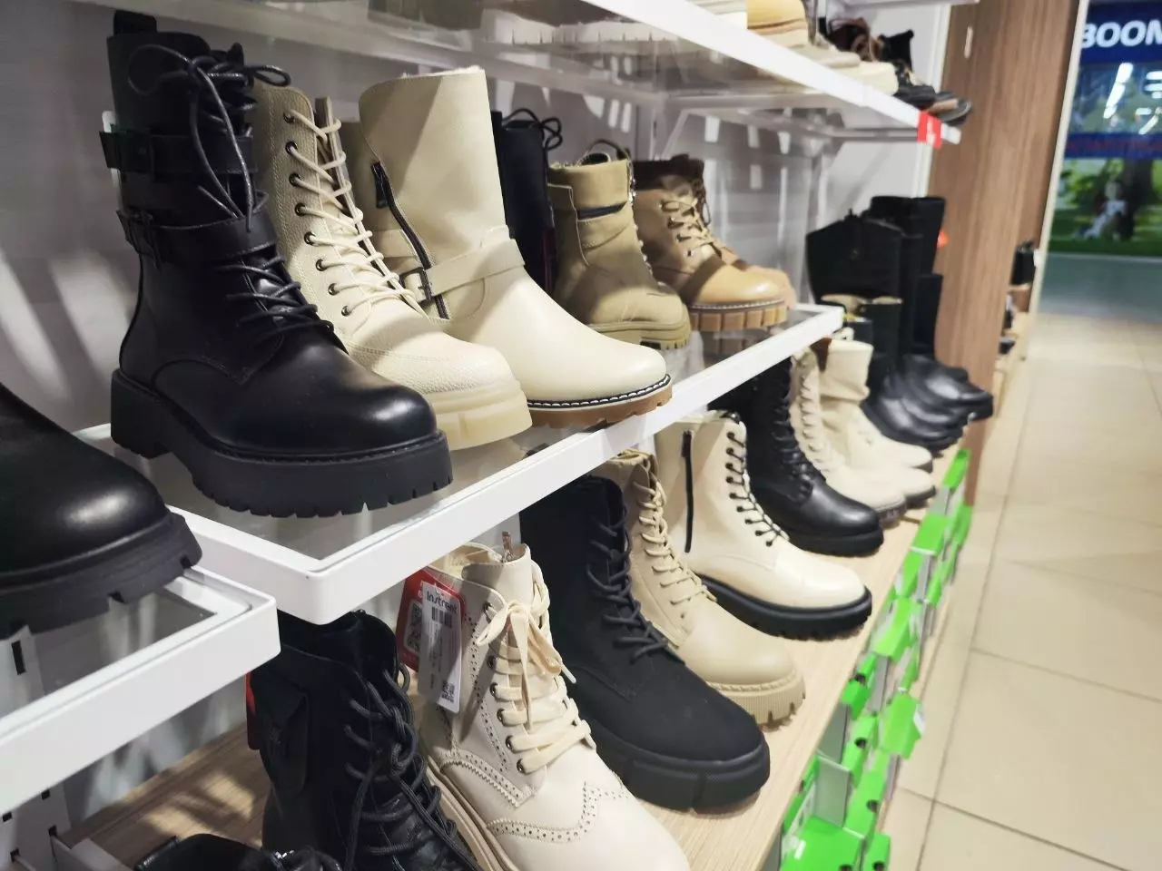Ассортимент обуви в магазине ZENDEN
