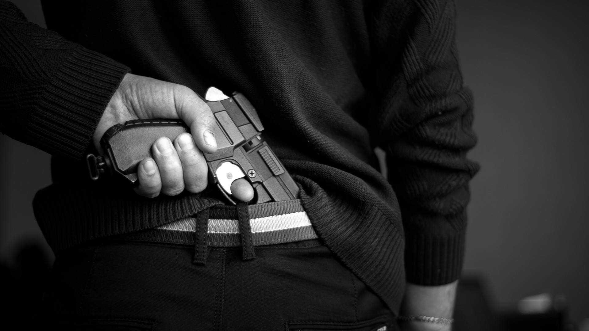 Жители Заволжья пожаловались на мужчину, разгуливающего с оружием по улице