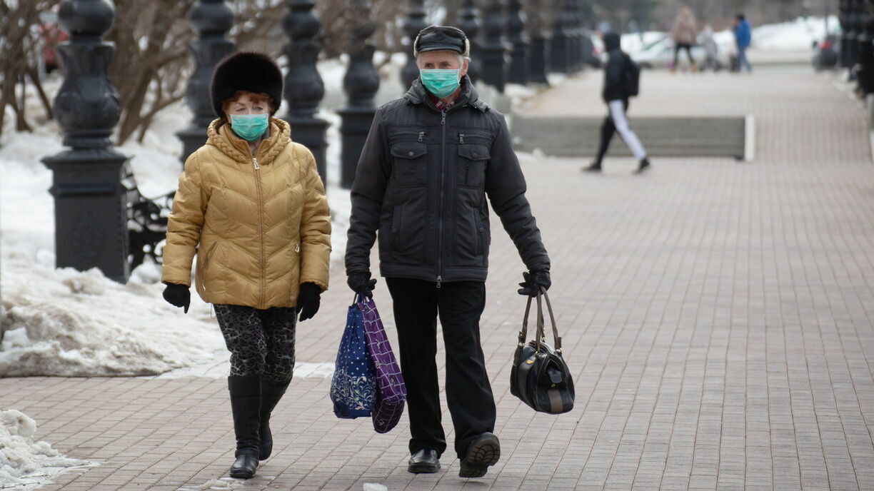 Врачи предостерегли от ношения маски на улице в мороз