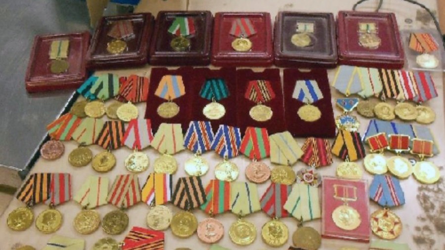 Студент подозревается в контрабанде медалей времен СССР