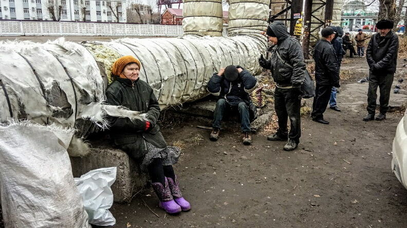 Без крыши над головой, зато в маске: как бездомные выживают во время пандемии