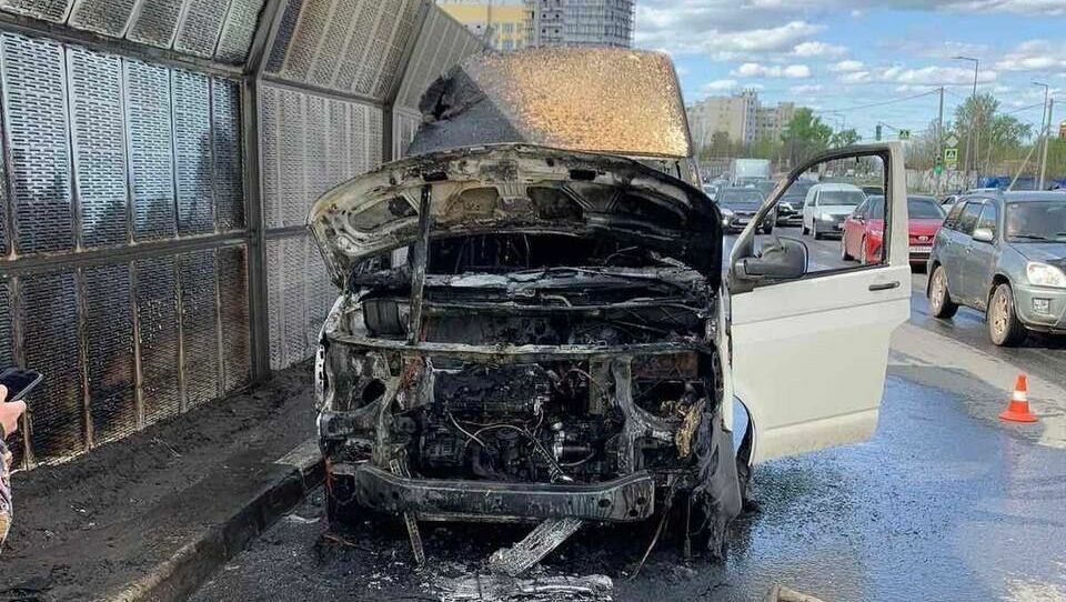 Микроавтобус сгорел на Барминской в Нижнем Новгороде 4 мая