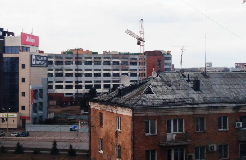 Кровельщик сорвался с крыши многоэтажки во время работ в Дзержинске