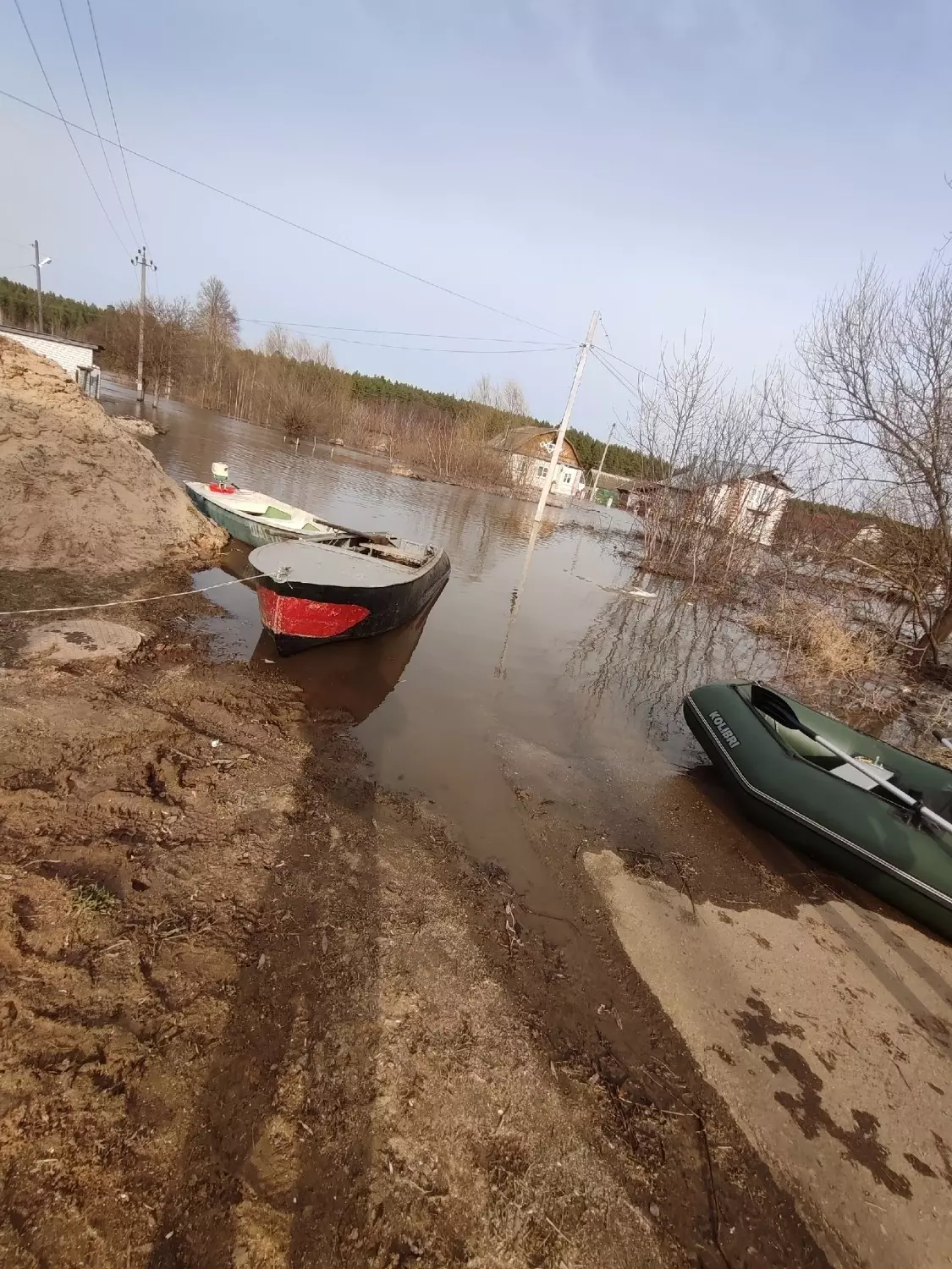 Жителям поселка Шатки пришлось пересесть на лодки из-за разлившейся реки
