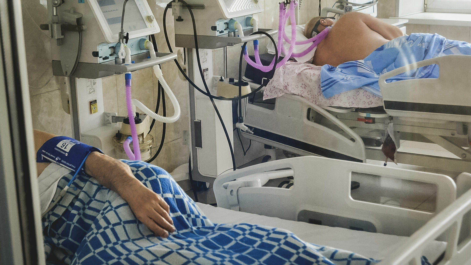 Более 300 нижегородцев с COVID-19 госпитализировали за сутки