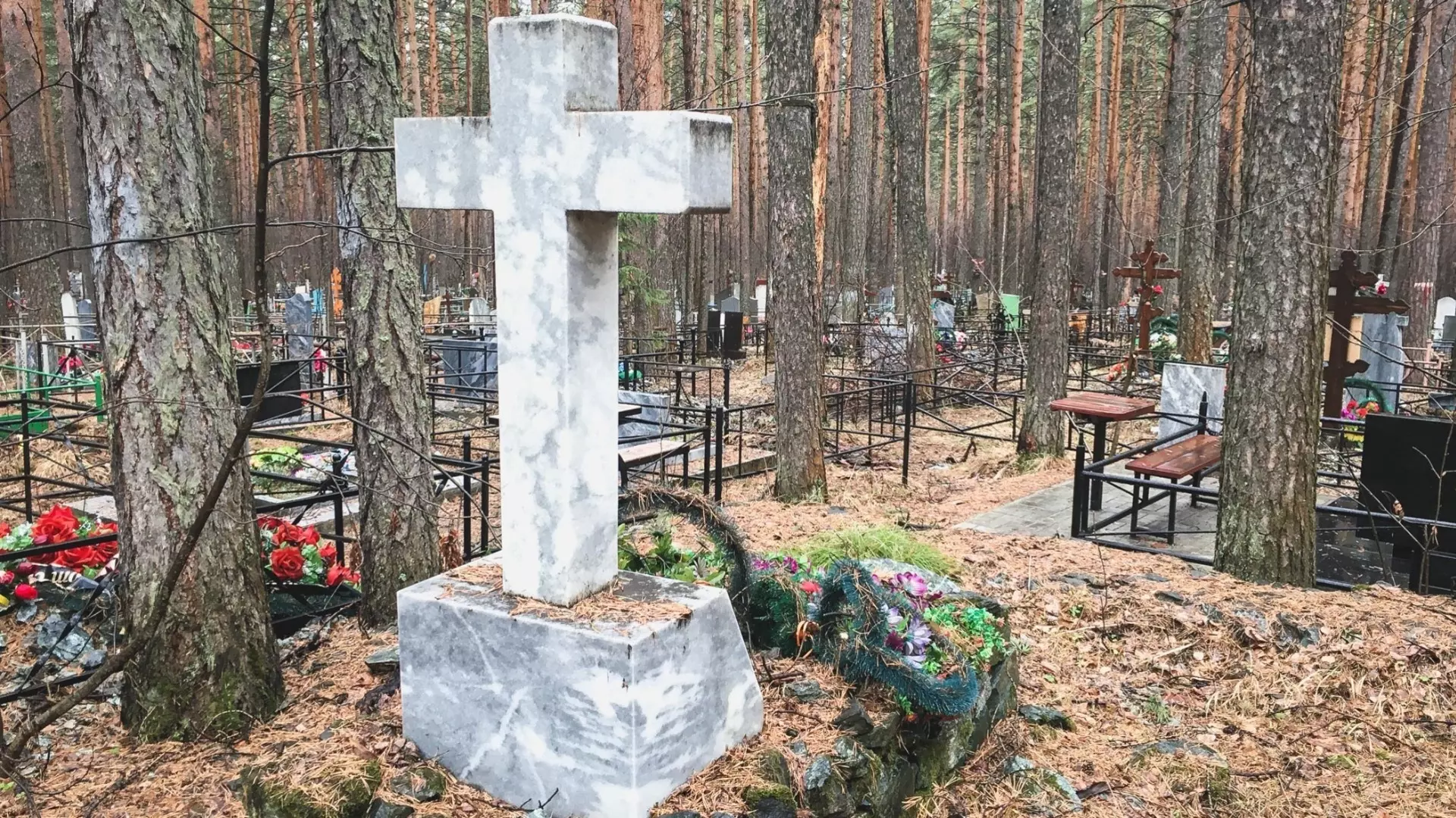 Неизвестные разгромили кладбище на Бору 