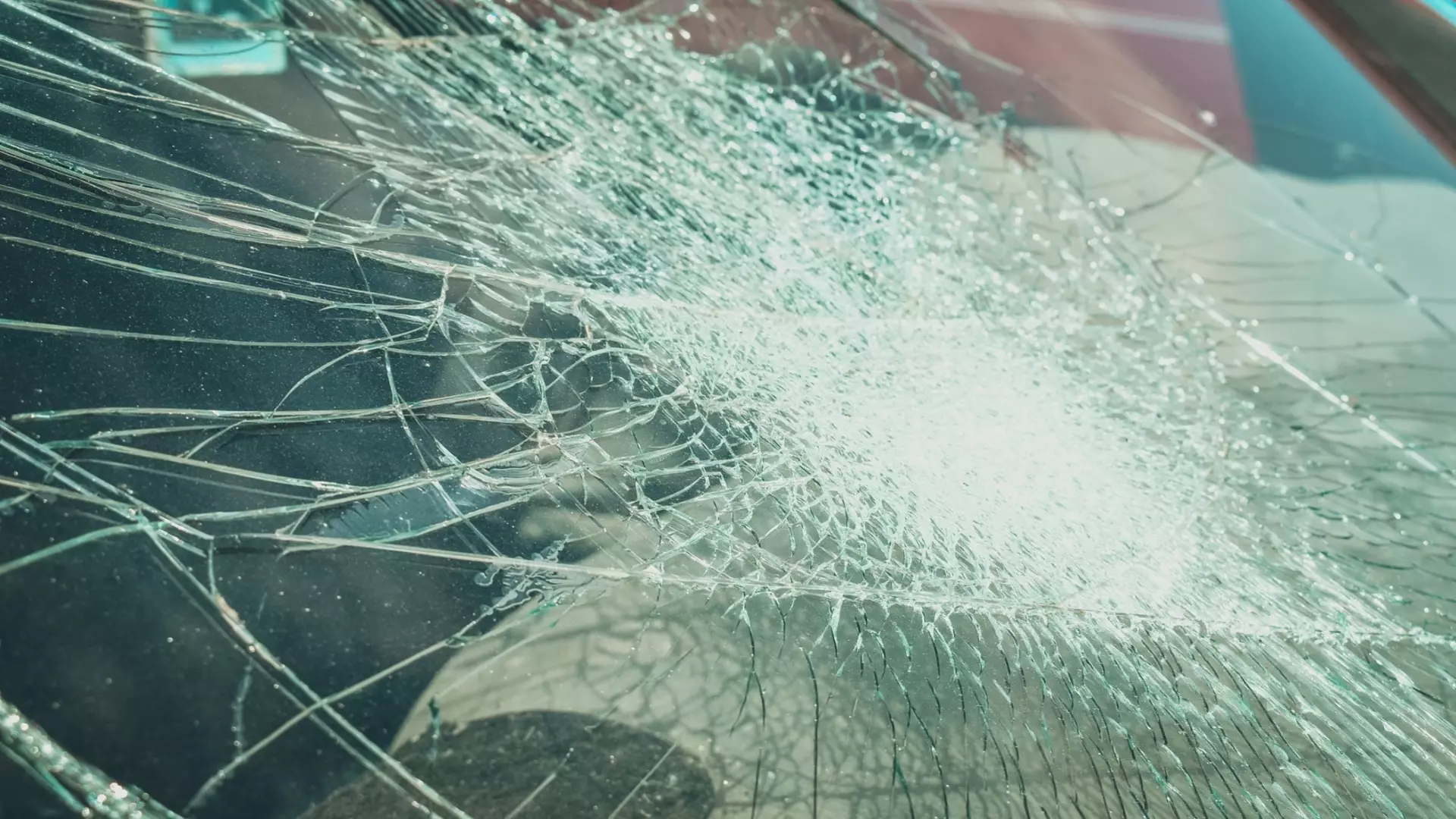 Недекват побил стекла автомобилей в Нижнем Новгороде