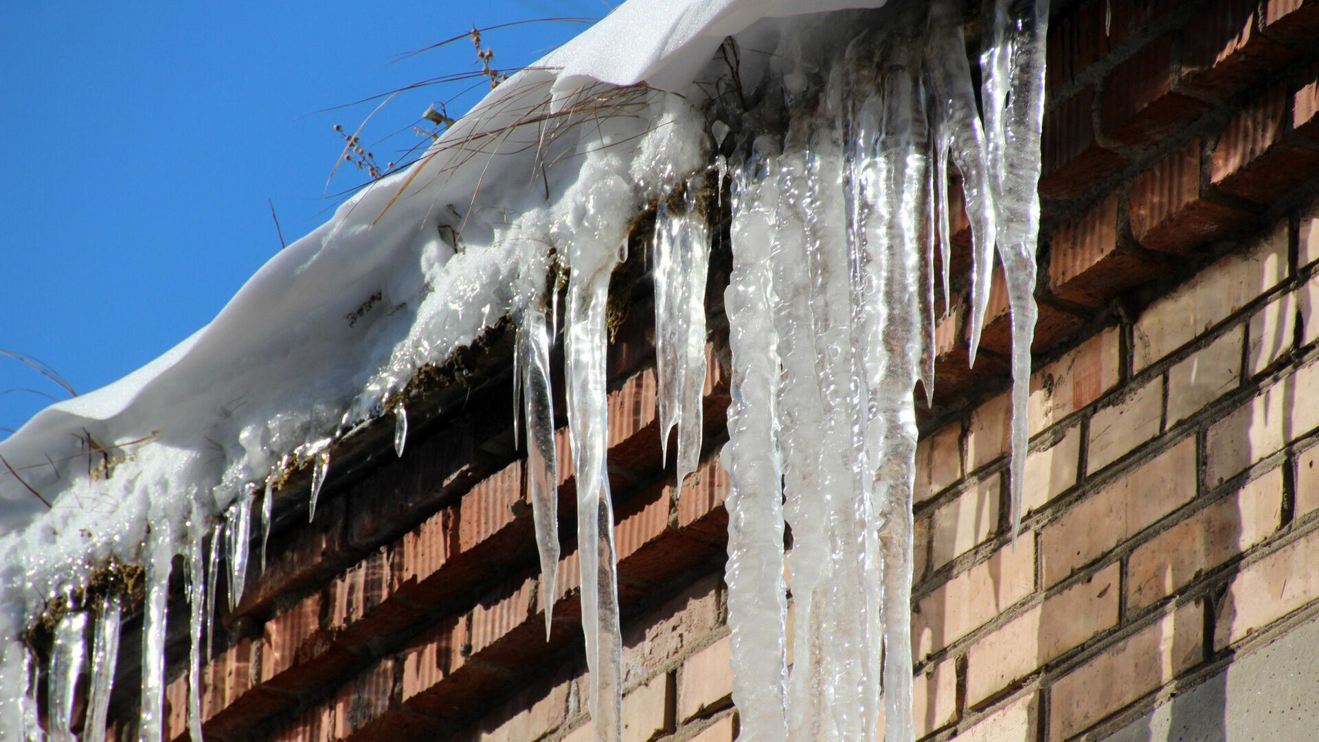 Два нижегородца пострадали при сходе снега с крыши