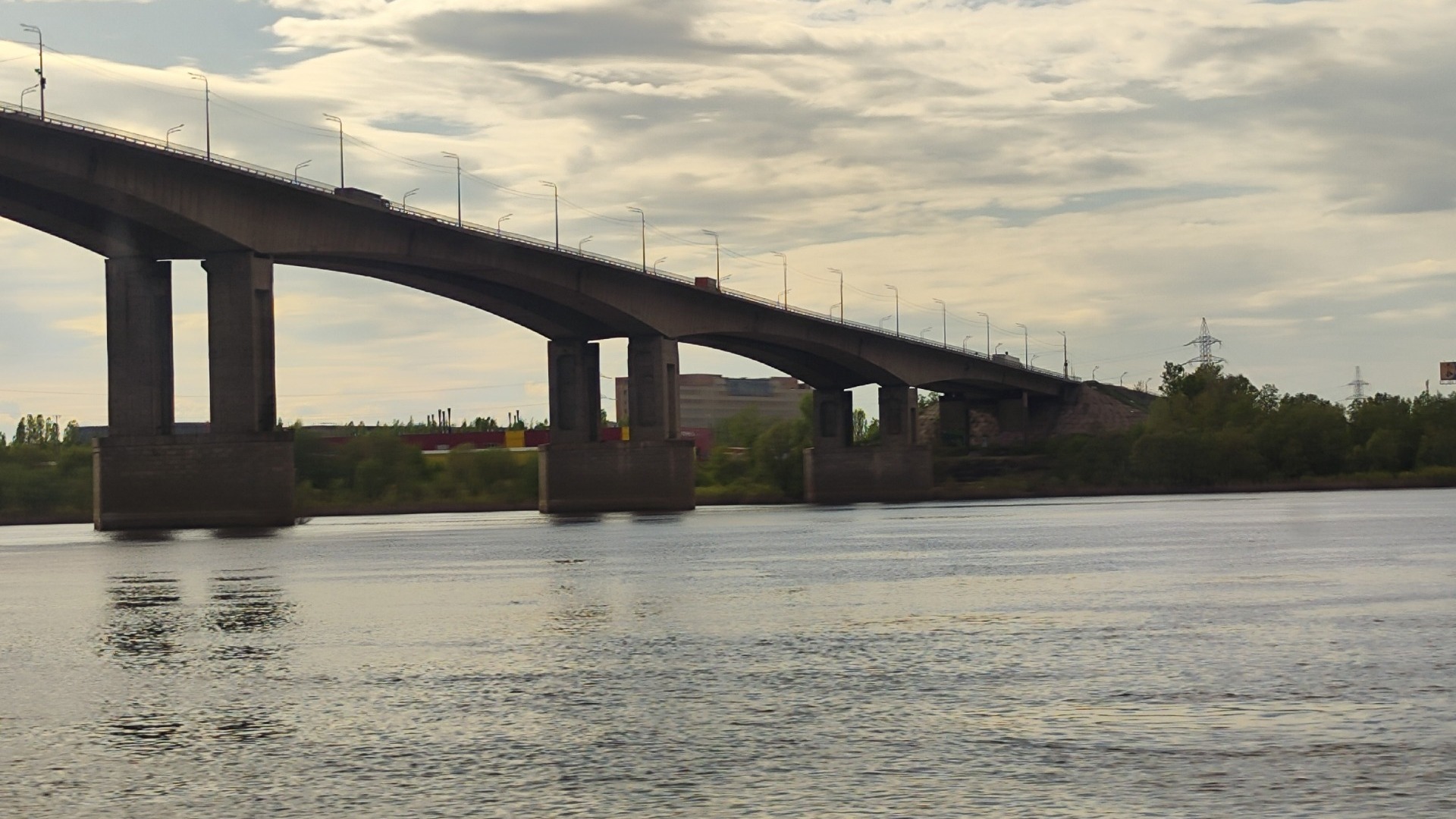 Девушка чуть не упала с Мызинского моста в Нижнем Новгороде