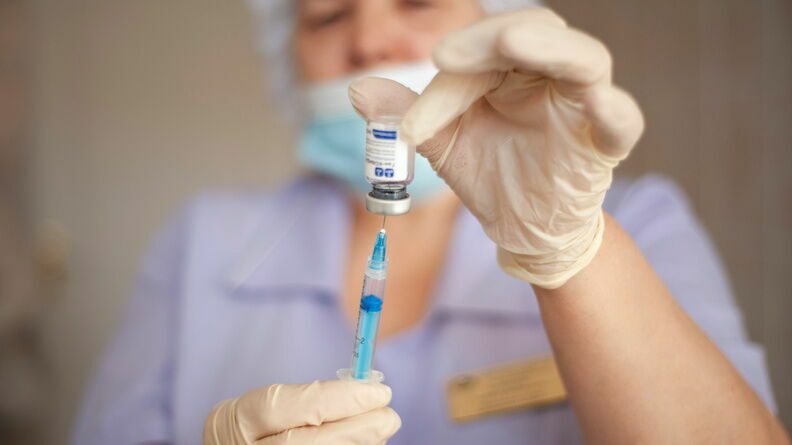 Инфекционист заявил, что в России не будет введена обязательная вакцинация