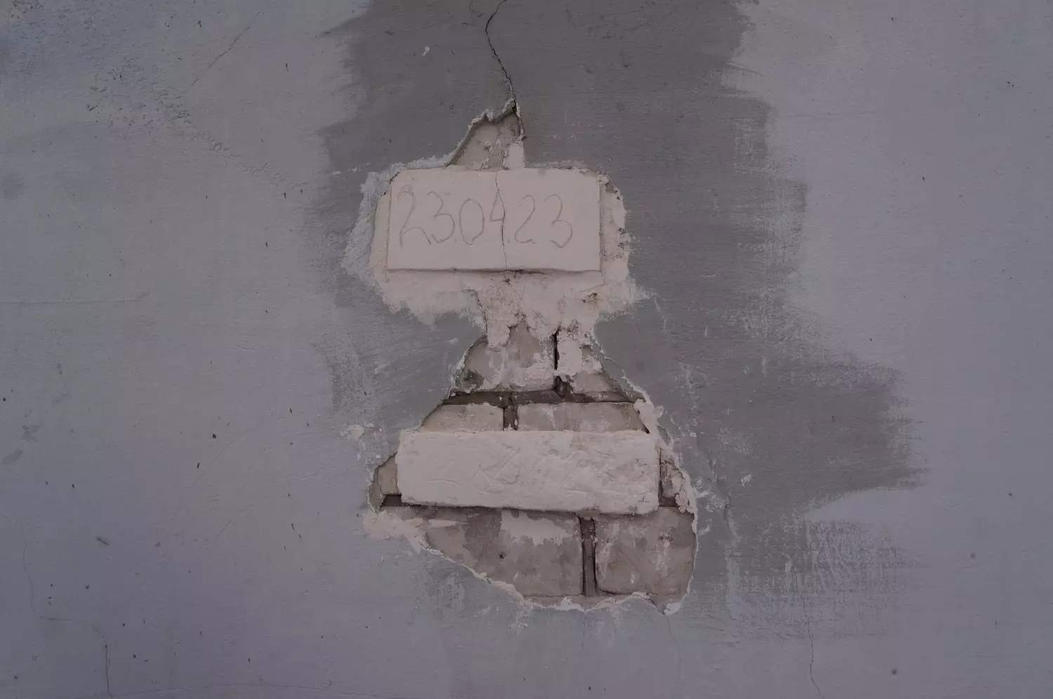 Трещины на фасаде дома в Дзержинске 