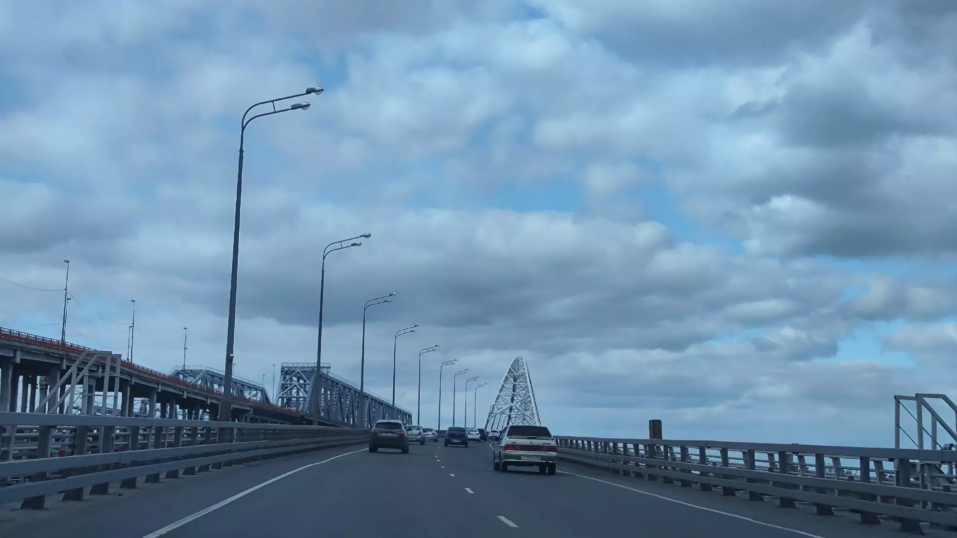 Трехсекционный светофор установили на новом Борском мосту