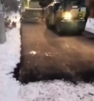 Рабочие уложили асфальт на 5 млн рублей в снег на Бору