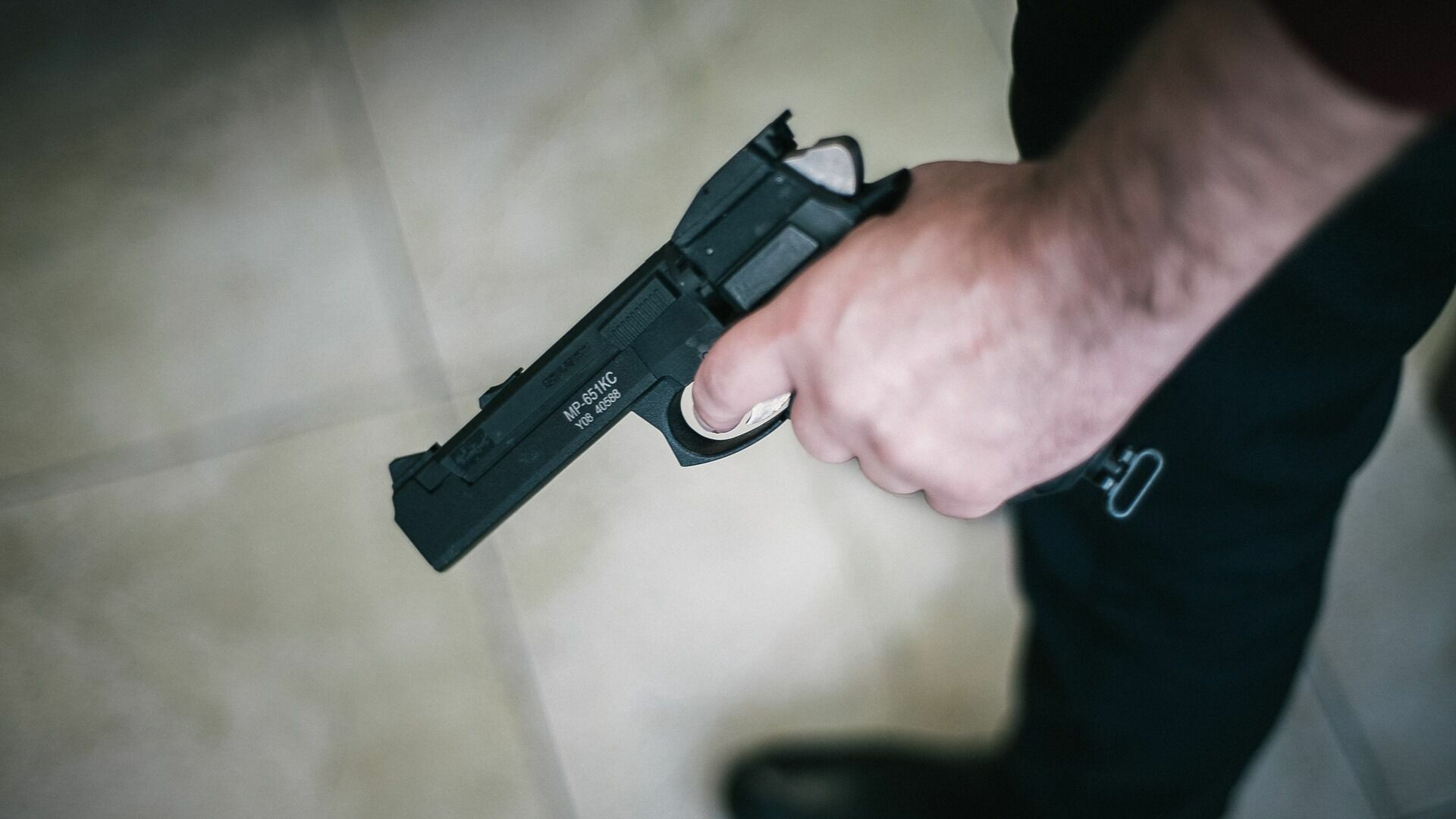 Полицейского ранили из пистолета при задержании наркосбытчиков в Дзержинске
