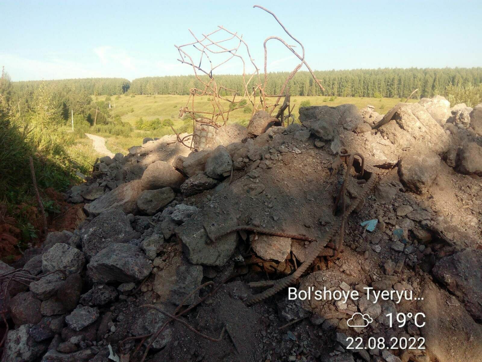 Обломками домов с кусками арматуры отсыпали дорогу в Нижегородской области