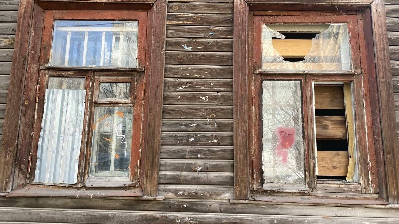 Окна дома №230 на улице Горького