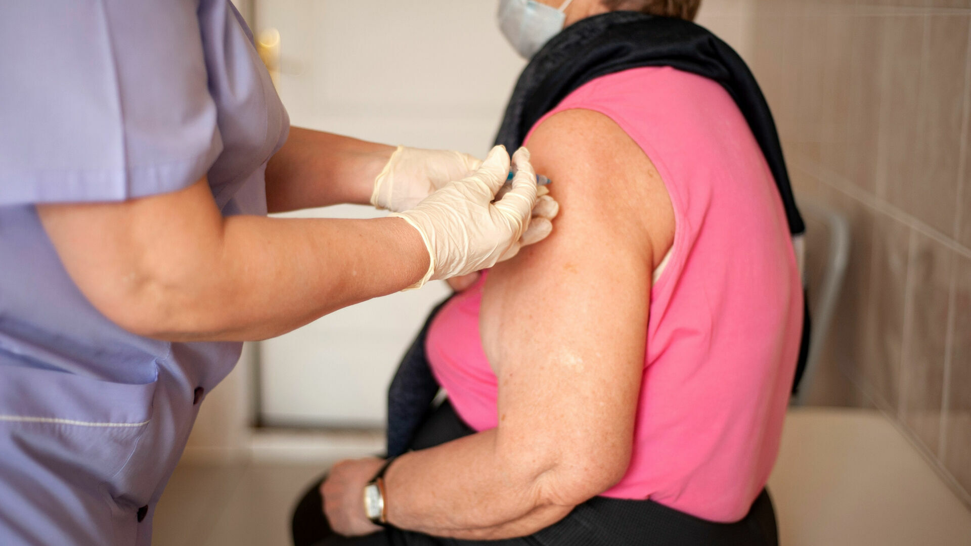 «Вакцинация — не для нас»: нижегородские пенсионеры высказались о прививках от COVID